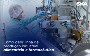 técnico operando máquina de linha de produção industrial farmacêutica