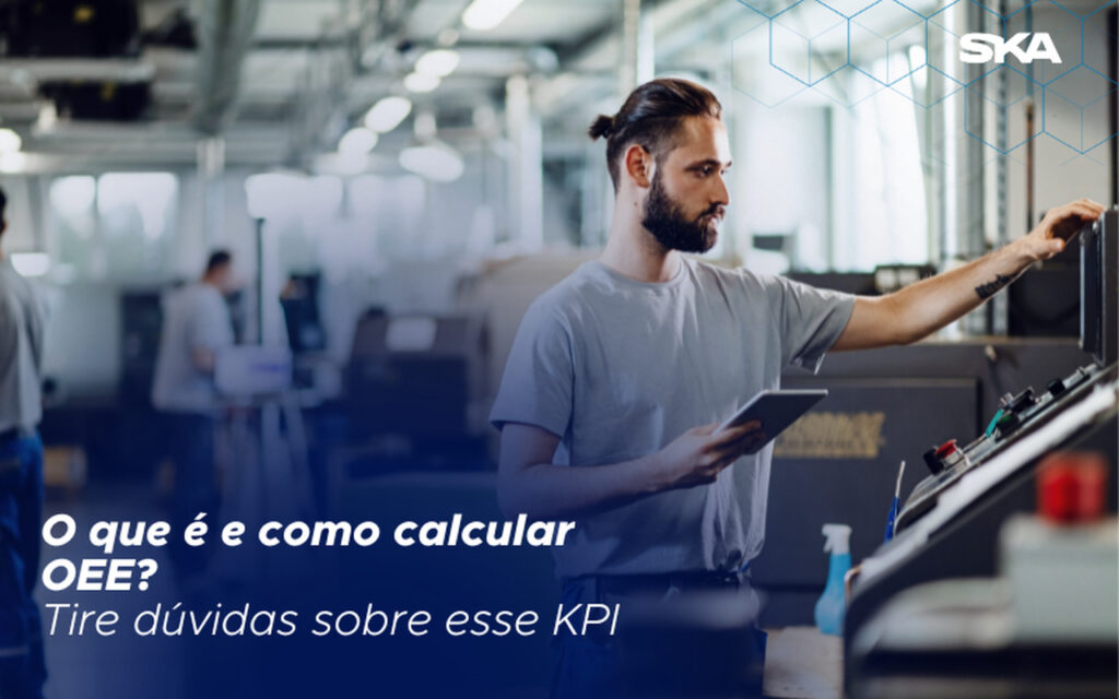 operador industrial analisando tela de máquina e pensando em como calcular OEE