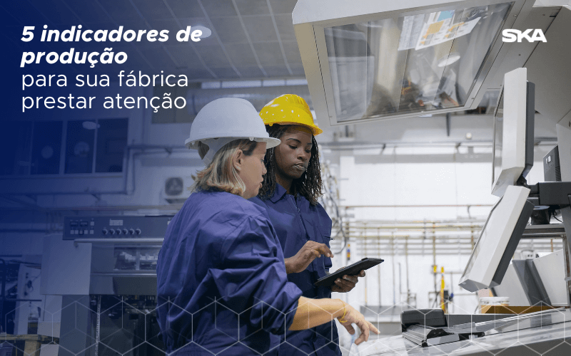 duas mulheres analisando os indicadores de produção dentro de uma fábrica