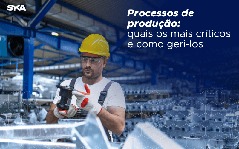 operador analisando os processos de produção dentro de uma fábrica