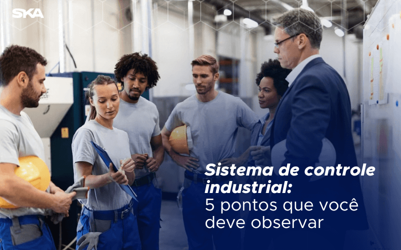 equipe discutindo sobre sistema de controle industrial no chão de fábrica