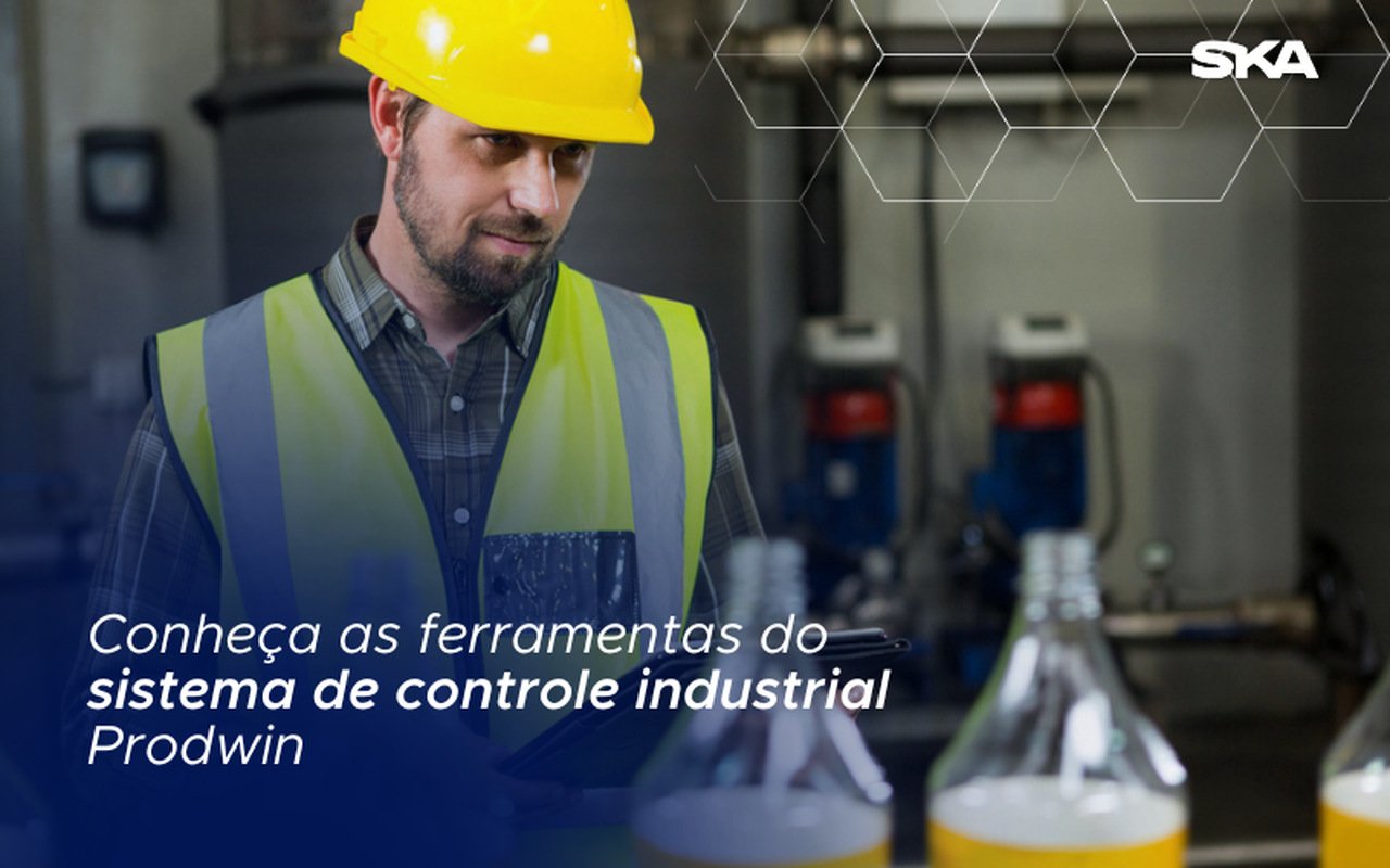 operador operando sistema de controle industrial em linha seriada